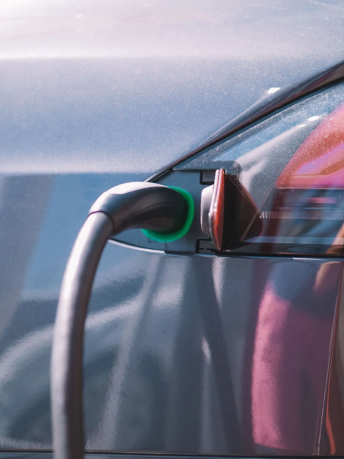 Cabo de recarga conectado a um carro elétrico